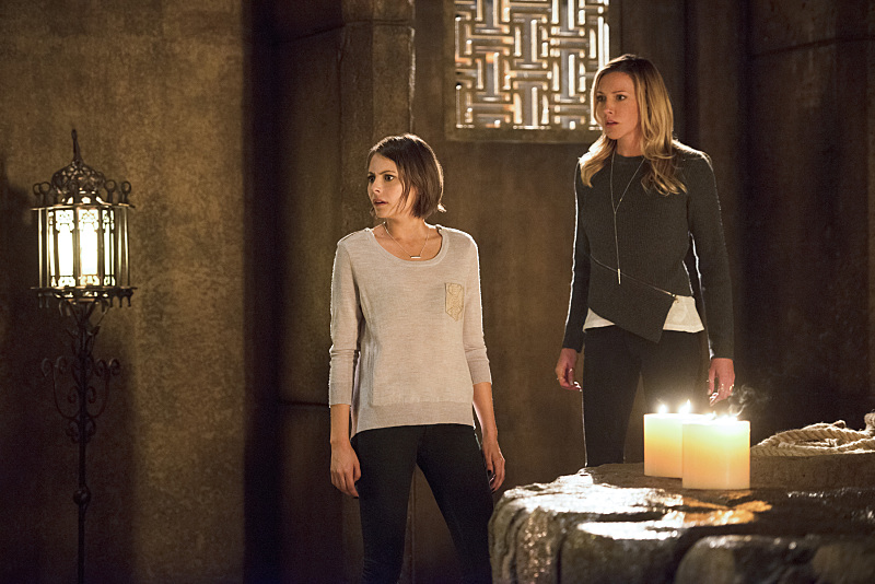 Arrow -- "Restoration" -- Image AR403B_0308b.jpg -- Pictured (L-R): Willa Holland as Thea Queen and Katie Cassidy as Laurel Lance  -- Photo: Diyah Pera /The CW -- ÃÂ© 2015 The CW Network, LLC. All Rights Reserved.