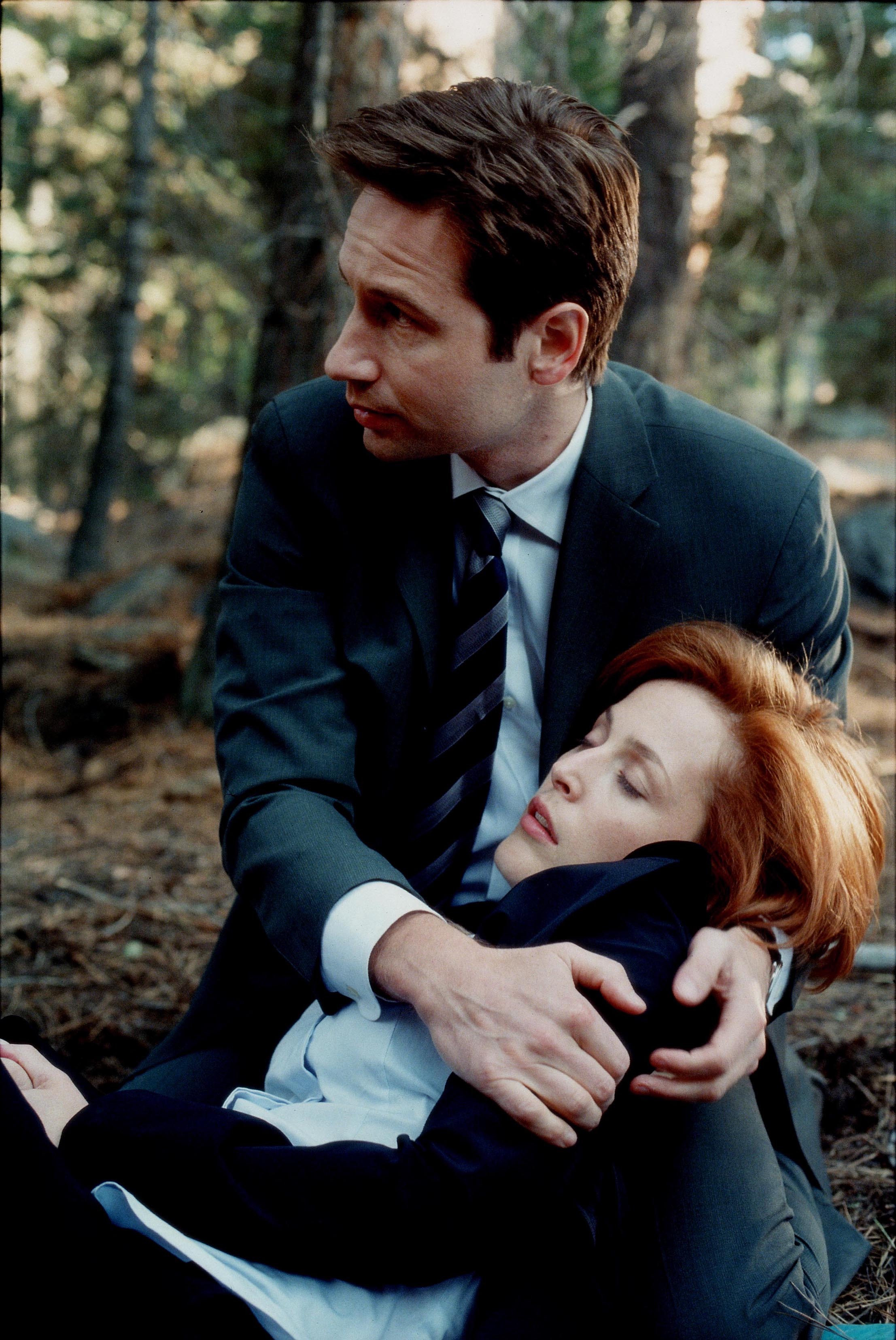 Mulder holding an unconscious Scully.