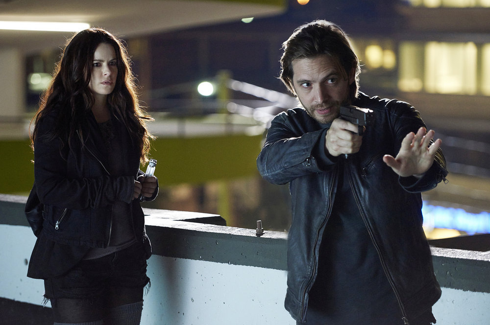 12 MONKEYS -- "Year of the Monkey" Episode 201 -- Pictured: (l-r) Emily Hampshire as Jennifer Goines, Aaron Stanford as James Cole -- (Photo by: Steve Wilkie/Syfy)