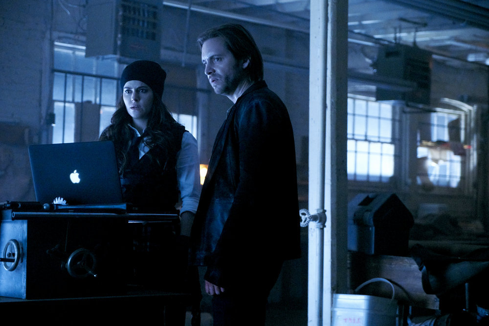 12 MONKEYS -- "Hyena" Episode 209 -- Pictured: (l-r) Emily Hampshire as Jennifer Goines, Aaron Stanford as James Cole -- (Photo by: Steve Wilkie/Syfy)