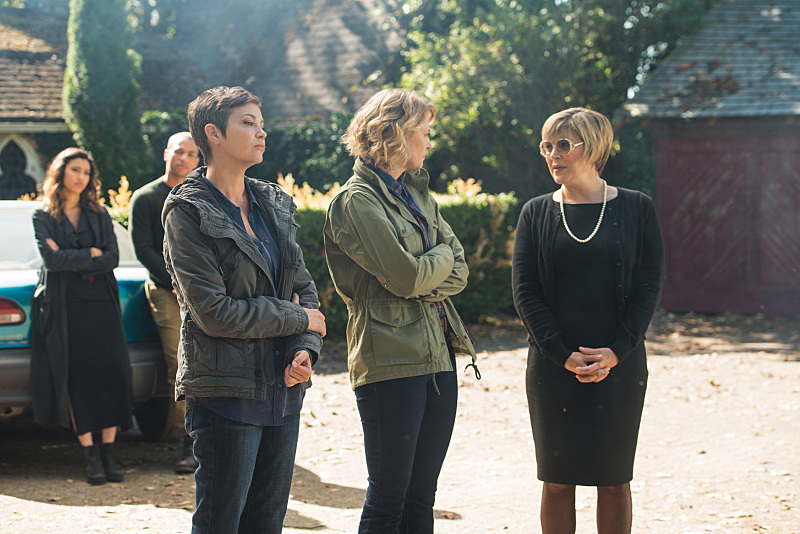 Supernatural -- "Celebrating the Life of Asa Wilder" -- SN1206b_0029.jpg -- Pictured (L-R): Kim Rhodes as Jody Mills, Samantha Smith as Mary Winchester and Laurie Paton as Loraine Fox (background): Kara Royster as Alicia Banes and Kendrick Sampson as Max Banes -- Photo: Diyah Pera/The CW -- ÃÂ© 2016 The CW Network, LLC. All Rights Reserved