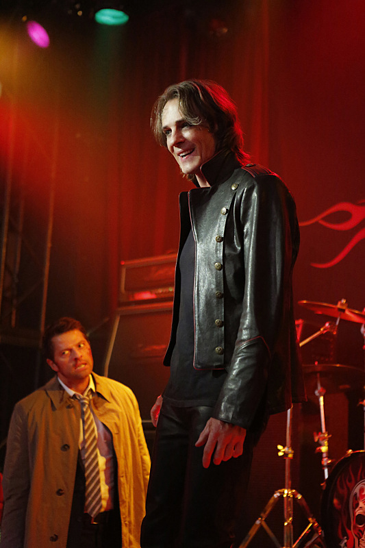Supernatural -- "Rock Never Dies" -- SN1207a_0104.jpg -- Pictured (L-R): Misha Collins as Castiel and Rick Springfield as Vince Vincente -- Photo: Bettina Strauss/The CW -- ÃÂ© 2016 The CW Network, LLC. All Rights Reserved