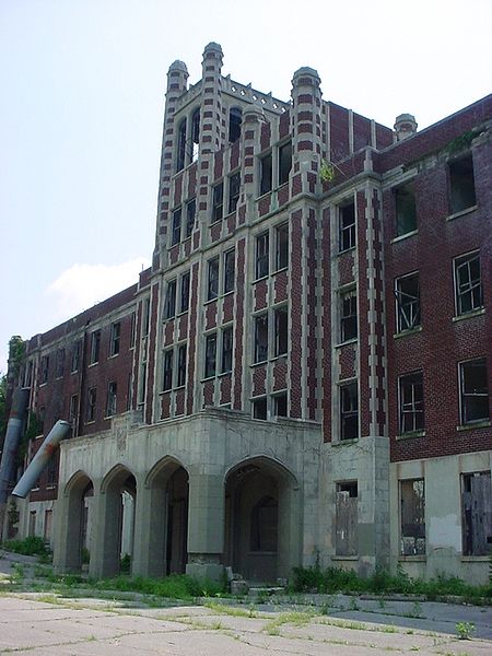 An empty and unsued large brick building rises from the foreground. Waverly Hills Sanatorium offers another fascinating historical location for the Lockdown team. [Courtesy Wikimedia Commons]