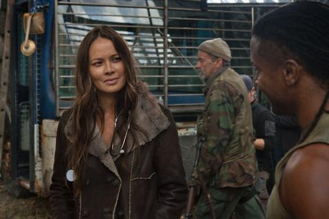 Falling Skies_201_10_Moon Bloodgood_Brandon Jay McLaren_PHJamesDittiger_33992_4633_low