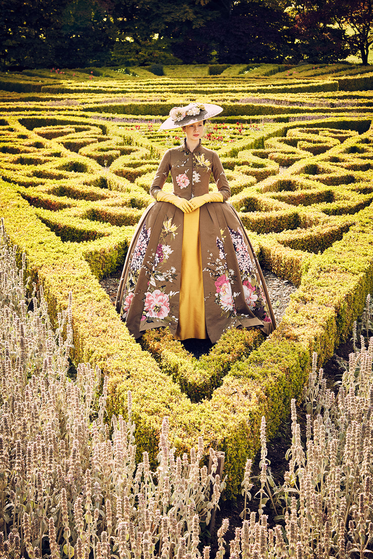 Dramatic dresses being the other way they do things on Outlander. (Caitriona Balfe as Claire Fraser.)