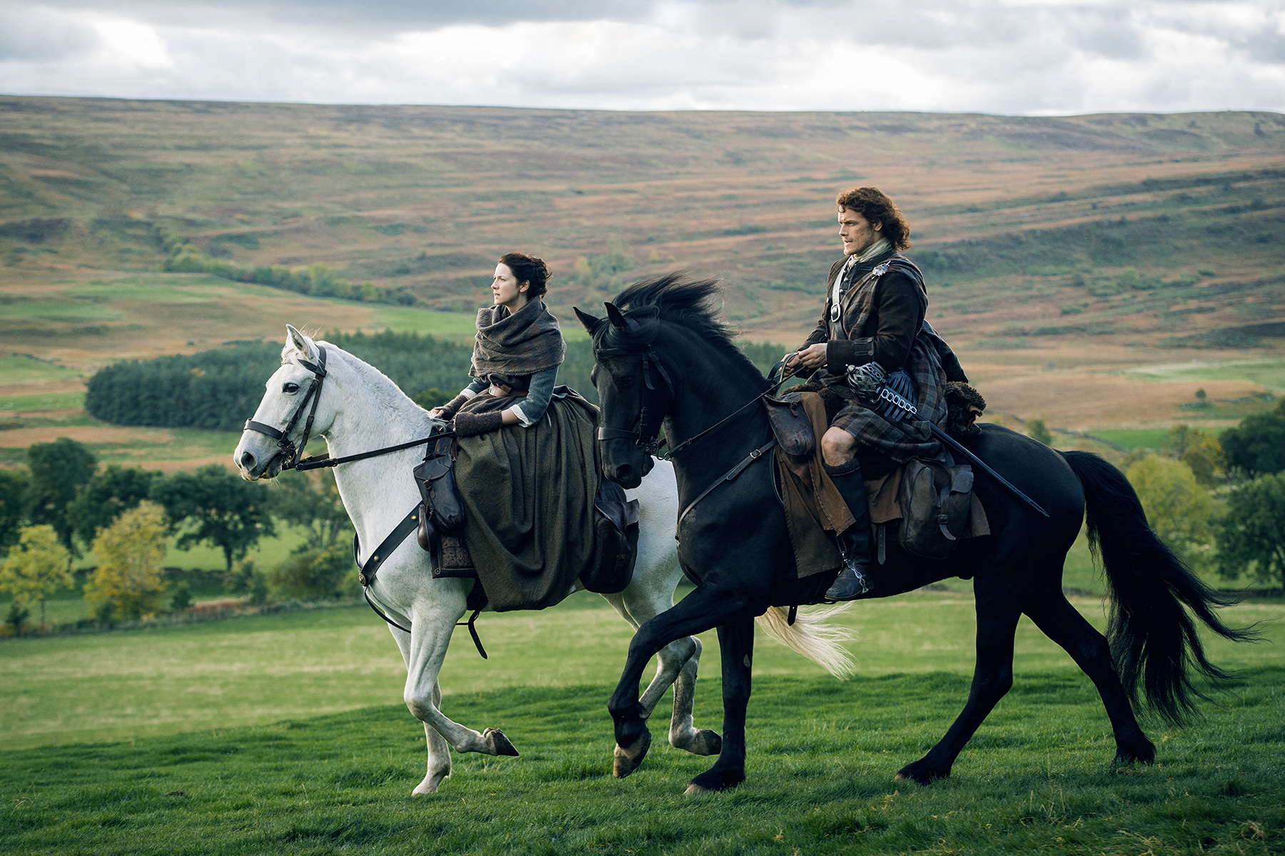 Above: Pretty people in the pretty Highlands. (Jamie and Claire riding across the countryside.)