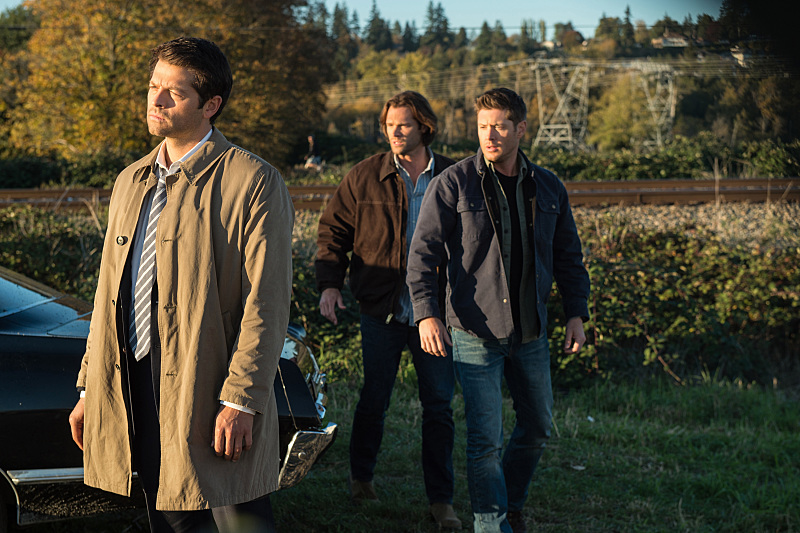 Supernatural --"LOTUS"-- SN1208b_0317.jpg -- Pictured (L-R): Misha Collins as Castiel, Jared Padalecki as Sam and Jensen Ackles as Dean -- Photo: Diyah Pera/The CW -- é 2016 The CW Network, LLC. All Rights Reserved